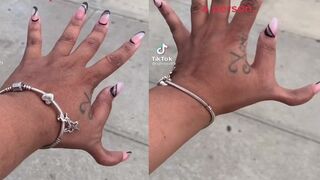 OMFG this girl has  an extra thumb