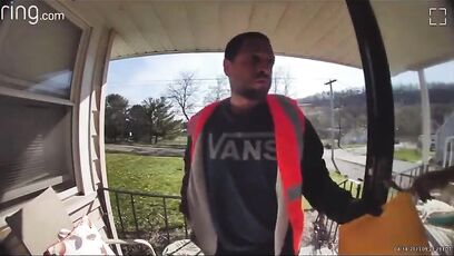 CAUTION scammers are pretending to deliver packages to rob people at home