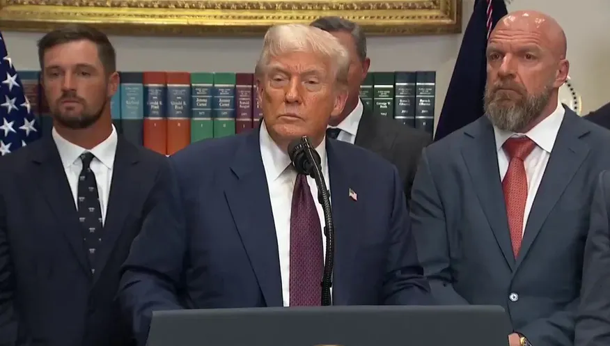 Trump mocks media TO THEIR FACES