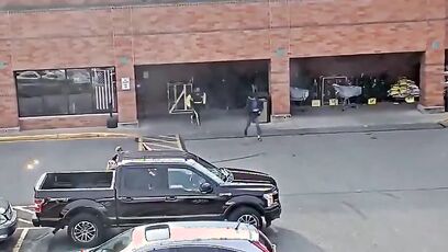 Guy BEATS down a thief who snatched a purse from an elderly woman