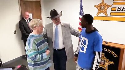 Guy BEATS down a thief who snatched a purse from an elderly woman