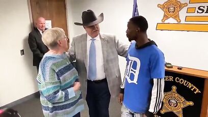 Guy BEATS down a thief who snatched a purse from an elderly woman