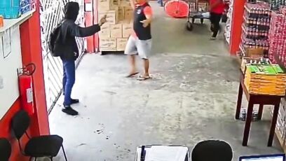 Thug robber swarmed by workers with machetes