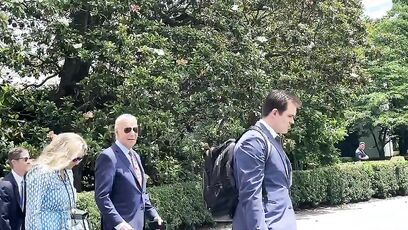 Biden ignores people on way to Marine One