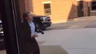 What's this Secret Service lady doing as Trump arrives at ER?