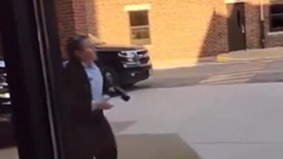 What's this Secret Service lady doing as Trump arrives at ER?