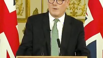 Keir Starmer offers military support to Ukraine, instead of pushing for peace