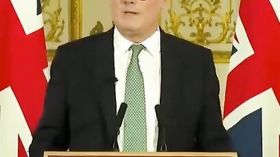 Keir Starmer offers military support to Ukraine, instead of pushing for peace