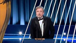 Mark Hamill's pants appear fall down while presenting an award