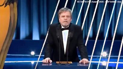 Mark Hamill's pants appear fall down while presenting an award