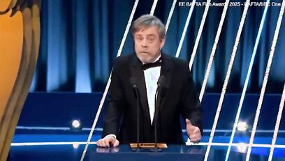 Mark Hamill's pants appear fall down while presenting an award