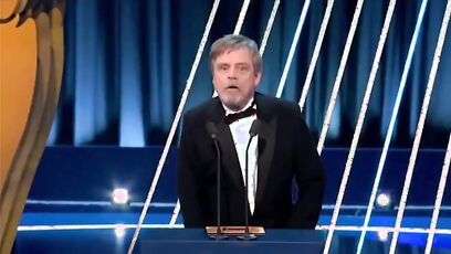 Mark Hamill's pants appear fall down while presenting an award