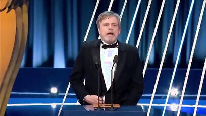 Mark Hamill's pants appear fall down while presenting an award