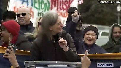 Rep. Maxine Dexter says they Democrats have to "f*ck Trump"