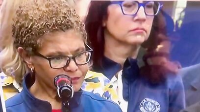 'We never saw fire crews while the neighborhood burned' - Reporter tells Karen Bass