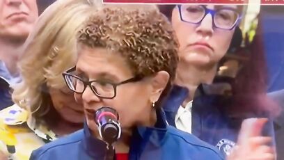 'We never saw fire crews while the neighborhood burned' - Reporter tells Karen Bass