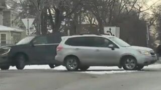 ICE vehicle drives in circles to confuse protesters