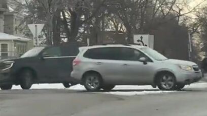 ICE vehicle drives in circles to confuse protesters