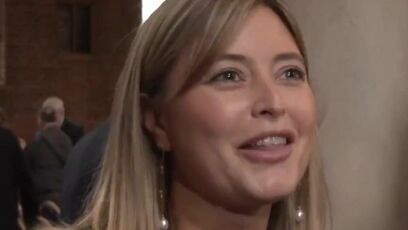 Holly Valance says everyone starts out as a lefty, then sees how crazy they are