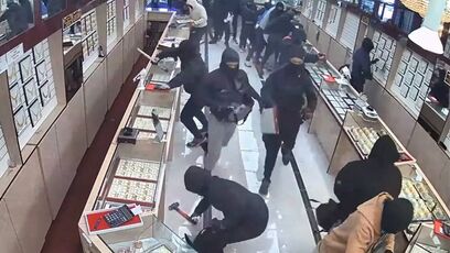 Mob of thugs loot a jewelry store in a minute, which is easier than getting a job