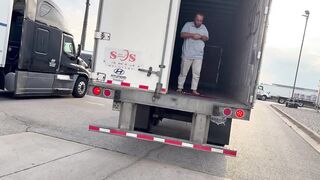 Muslim man blocks traffic to pray, Americans want this criminalized